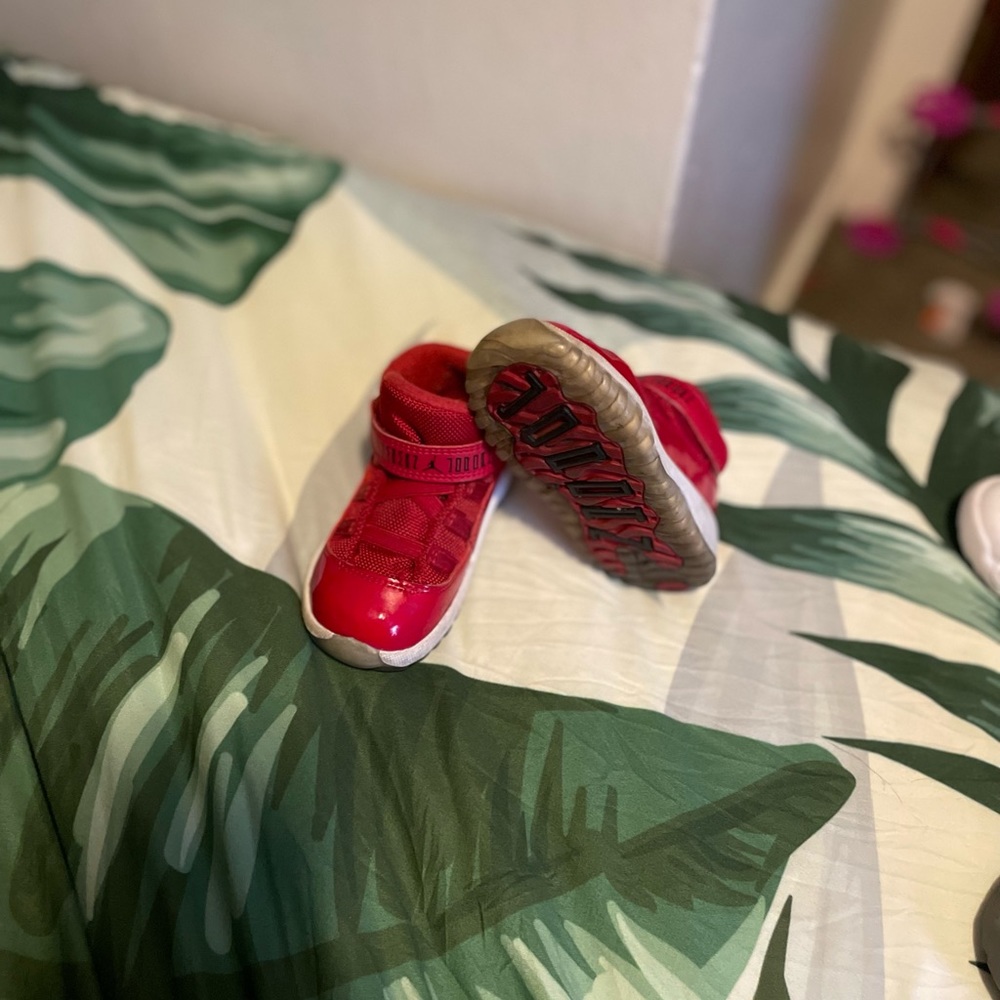 Jordan retro 11 All reds